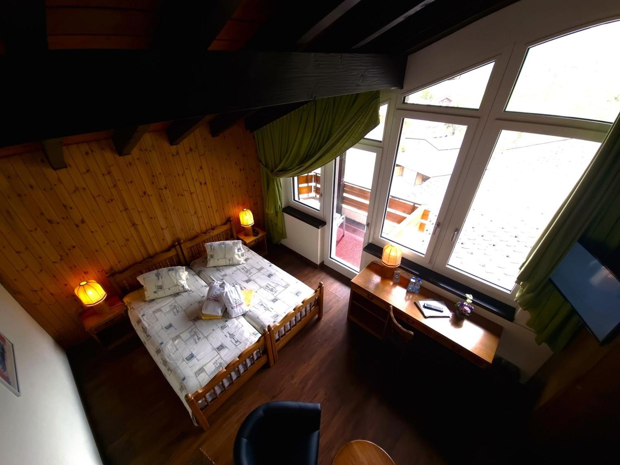 Hotel Alpenblick-Leukerbad-Therme Rum bild