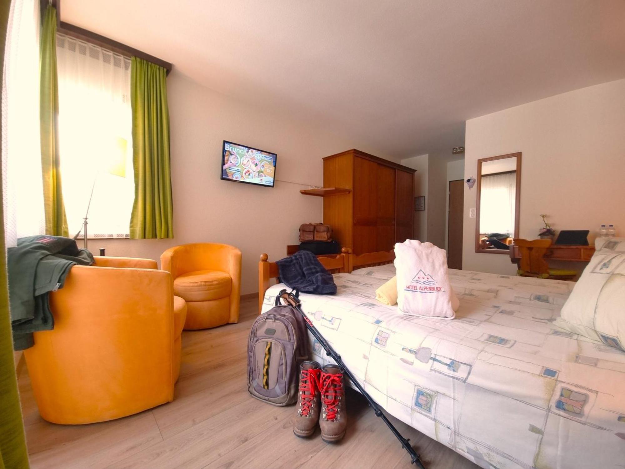 Hotel Alpenblick-Leukerbad-Therme Rum bild