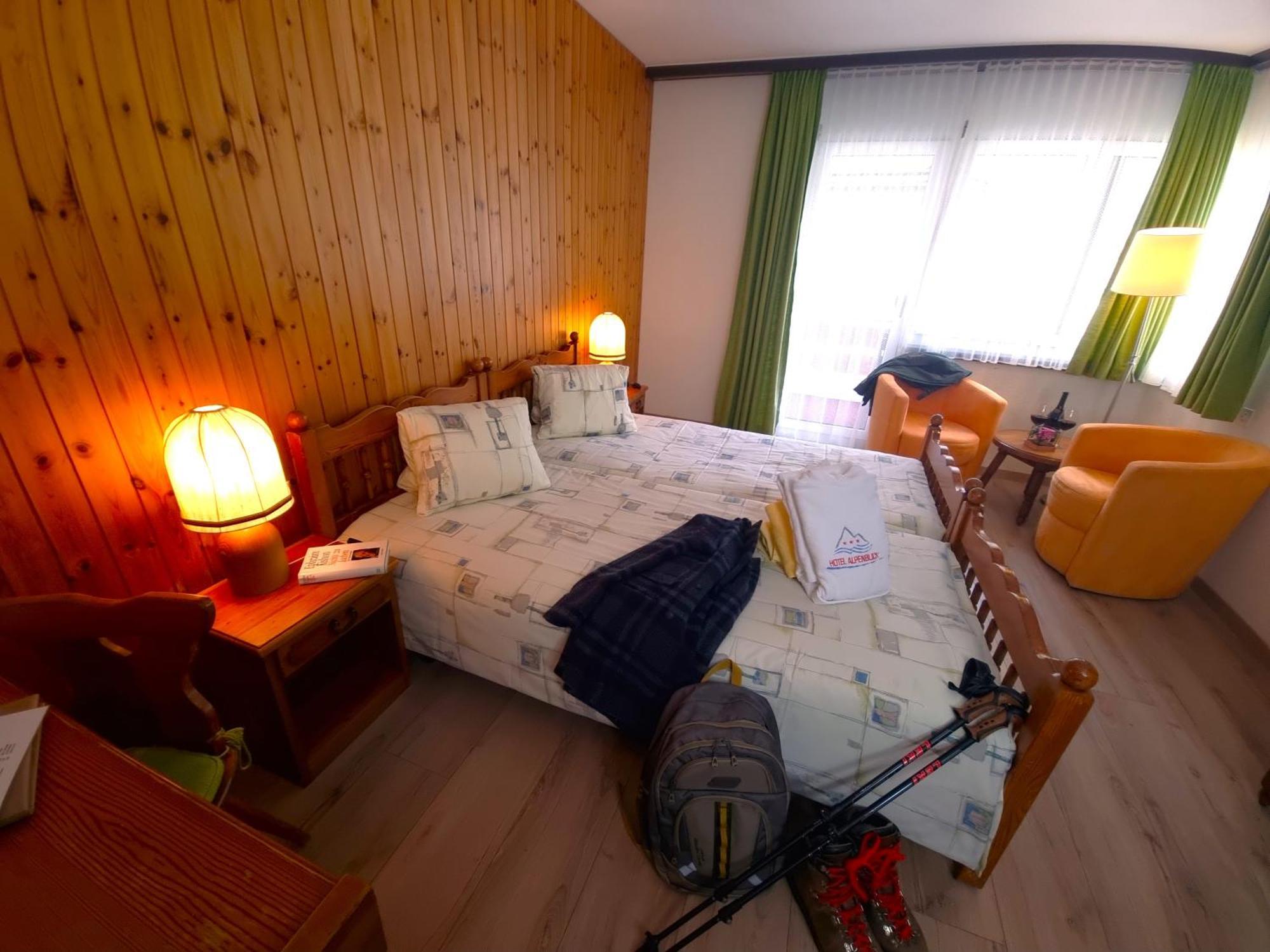 Hotel Alpenblick-Leukerbad-Therme Rum bild